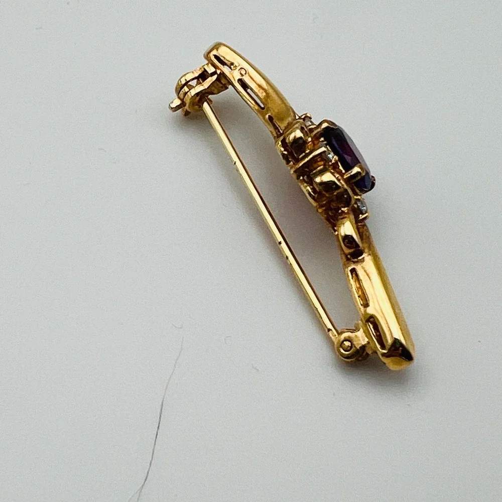 Unbranded vintage brooch